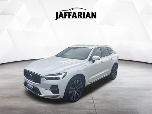 Crystal White Metallic 2023 Volvo XC60 Recharge Plug-In Hybrid T8 Ultimate Bright Theme