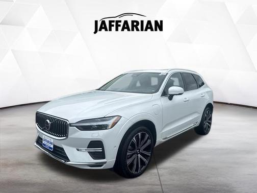 Crystal White Metallic 2023 Volvo XC60 Recharge Plug-In Hybrid T8 Ultimate Bright Theme