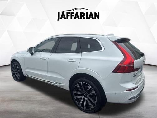 Crystal White Metallic 2023 Volvo XC60 Recharge Plug-In Hybrid T8 Ultimate Bright Theme