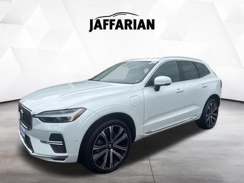 Crystal White Metallic 2023 Volvo XC60 Recharge Plug-In Hybrid T8 Ultimate Bright Theme