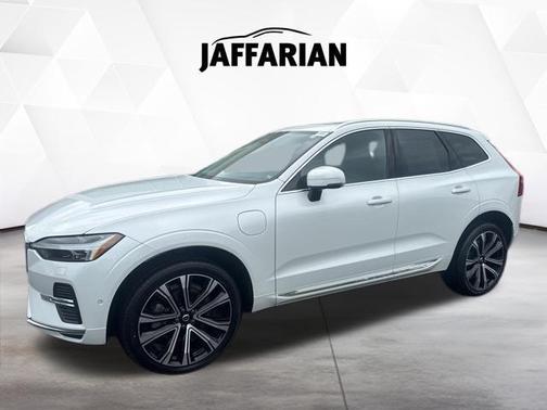 Crystal White Metallic 2023 Volvo XC60 Recharge Plug-In Hybrid T8 Ultimate Bright Theme