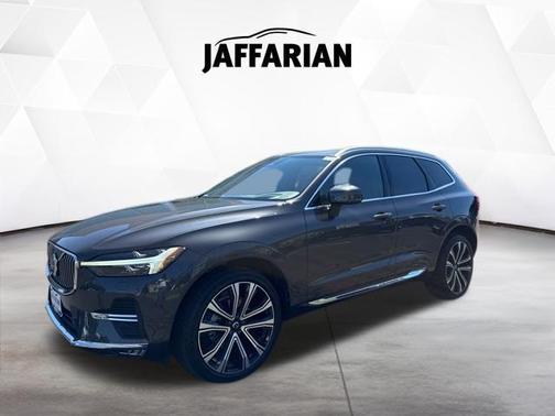 Platinum Grey Metallic 2023 Volvo XC60 B5 Ultimate Bright Theme