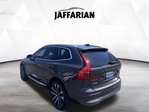 Platinum Grey Metallic 2023 Volvo XC60 B5 Ultimate Bright Theme