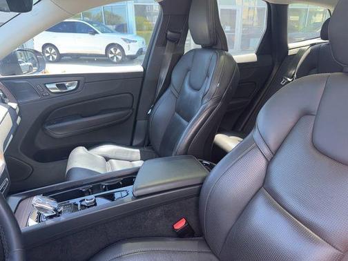 Platinum Grey Metallic 2023 Volvo XC60 B5 Ultimate Bright Theme