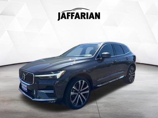 Platinum Grey Metallic 2023 Volvo XC60 B5 Ultimate Bright Theme