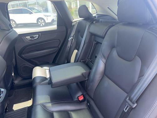 Platinum Grey Metallic 2023 Volvo XC60 B5 Ultimate Bright Theme