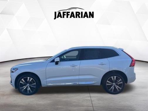 Crystal White Metallic 2023 Volvo XC60 B5 Plus Bright Theme