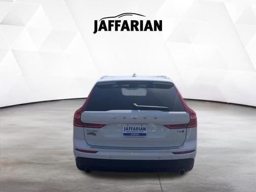 Crystal White 2018 Volvo XC60 T6 Momentum