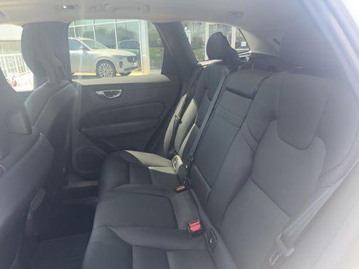 Crystal White 2018 Volvo XC60 T6 Momentum