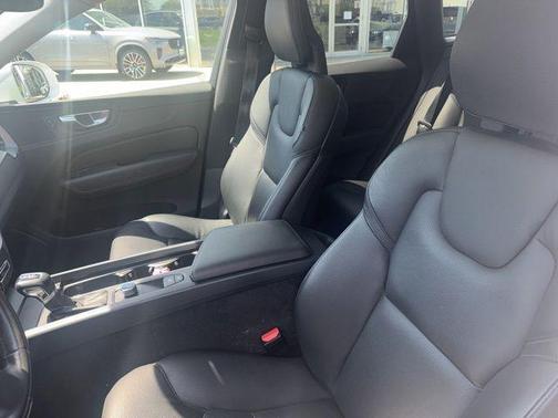 Crystal White 2018 Volvo XC60 T6 Momentum