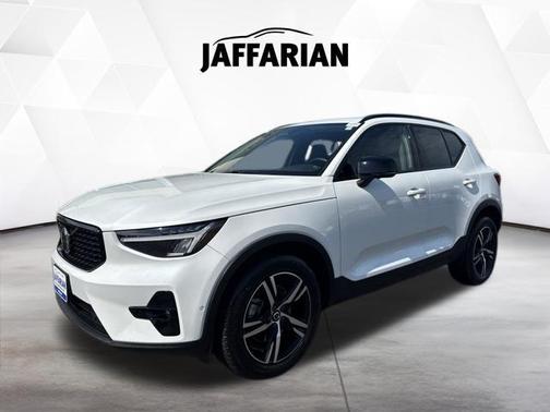 Crystal White Metallic 2023 Volvo XC40 B5 Plus Dark Theme