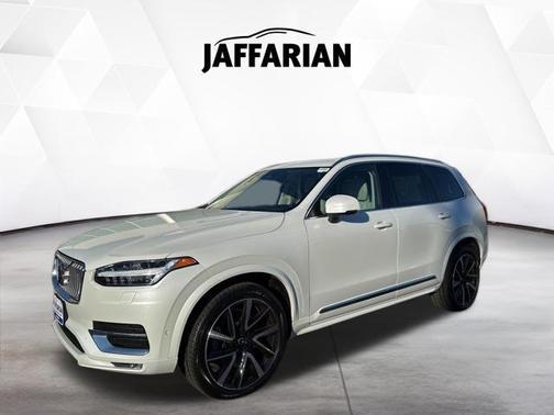 Crystal White Metallic 2023 Volvo XC90 B6 Plus 7-Seater