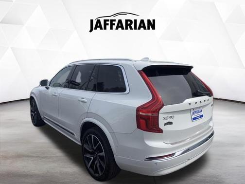 Crystal White Metallic 2023 Volvo XC90 B6 Plus 7-Seater