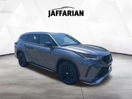 Magnetic Gray Metallic 2024 Toyota Highlander XSE