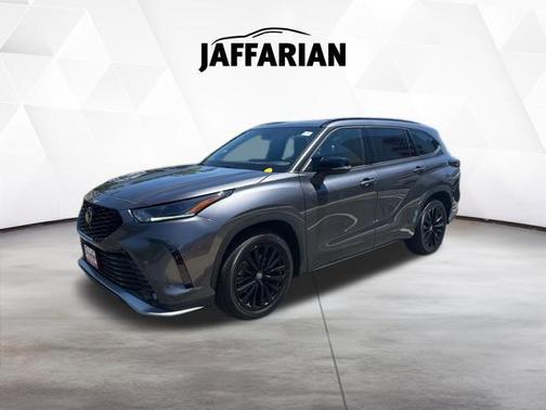 Magnetic Gray Metallic 2024 Toyota Highlander XSE