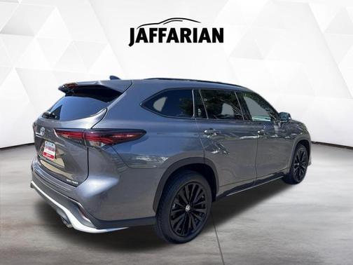 Magnetic Gray Metallic 2024 Toyota Highlander XSE