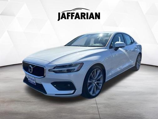 Crystal White Metallic 2021 Volvo S60 T6 Momentum