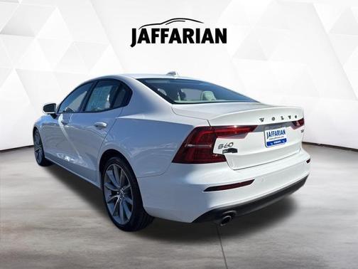 Crystal White Metallic 2021 Volvo S60 T6 Momentum