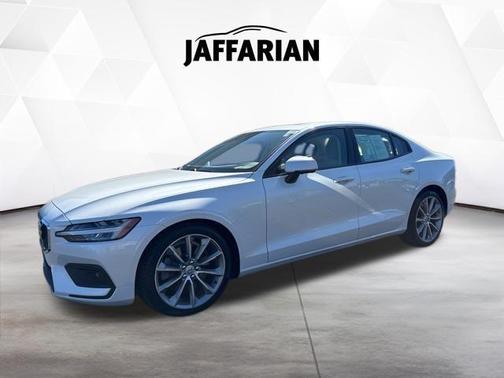 Crystal White Metallic 2021 Volvo S60 T6 Momentum