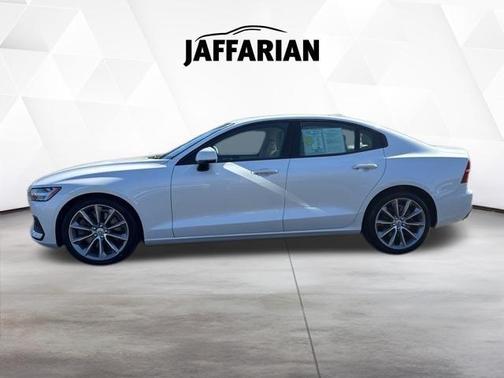 Crystal White Metallic 2021 Volvo S60 T6 Momentum