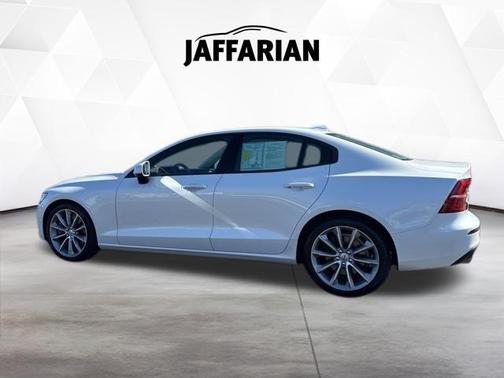 Crystal White Metallic 2021 Volvo S60 T6 Momentum
