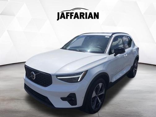 Crystal White 2026 Volvo XC40 Plus, B5 AWD Gas (mild hybrid), Dark