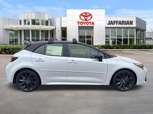 Wind Chill Pearl/Midnight Black Metallic 2026 Toyota Corolla XSE