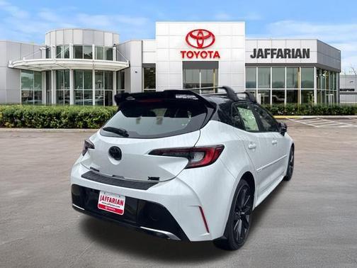 Wind Chill Pearl/Midnight Black Metallic 2026 Toyota Corolla XSE