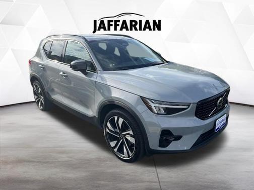 Gray Metallic 2024 Volvo XC40 B5 Plus Dark Theme