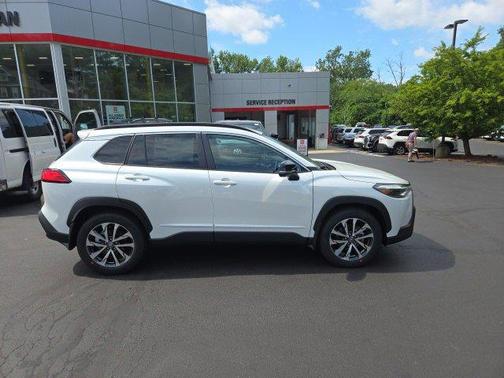 2025 Toyota Corolla Cross XLE
