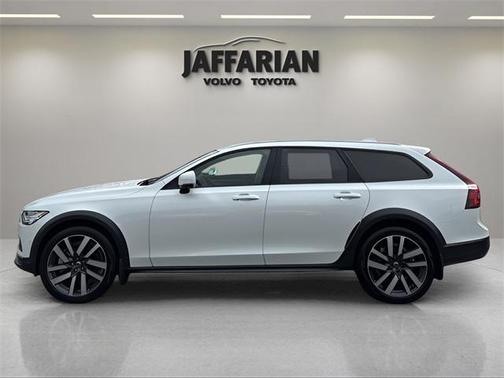 2025 Volvo V90 Cross Country B6 Plus