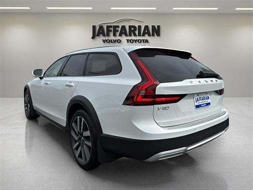2025 Volvo V90 Cross Country B6 Plus