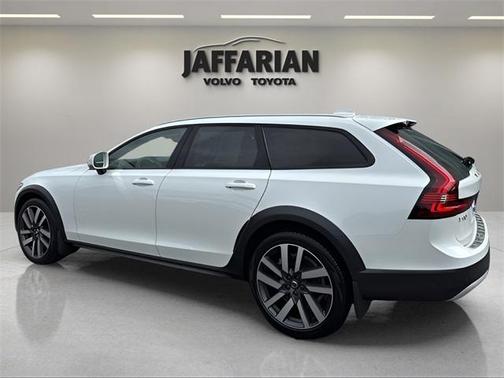 2025 Volvo V90 Cross Country B6 Plus