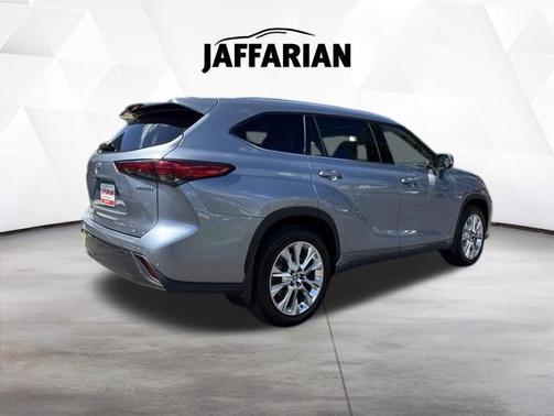 Moon Dust 2023 Toyota Highlander Hybrid Limited