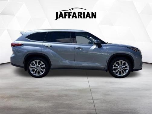 Moon Dust 2023 Toyota Highlander Hybrid Limited