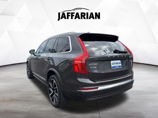Platinum Grey Metallic 2023 Volvo XC90 B6 Plus 7-Seater