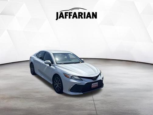 Wind Chill Pearl/Midnight Black Metallic 2023 Toyota Camry XLE