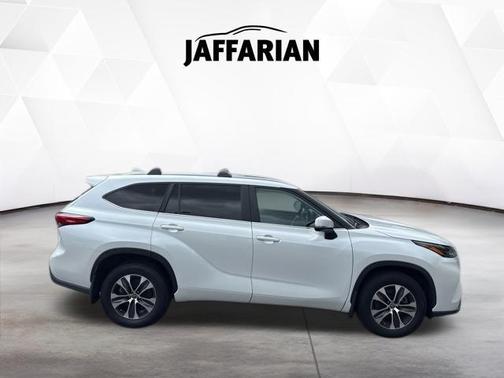 Wind Chill Pearl 2023 Toyota Highlander XLE