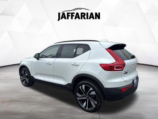 Crystal White Metallic 2023 Volvo XC40 B5 Plus Dark Theme