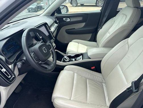 Crystal White Metallic 2023 Volvo XC40 B5 Plus Dark Theme