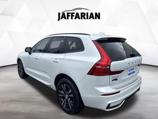 Crystal White Metallic 2024 Volvo XC60 B5 Core Dark Theme