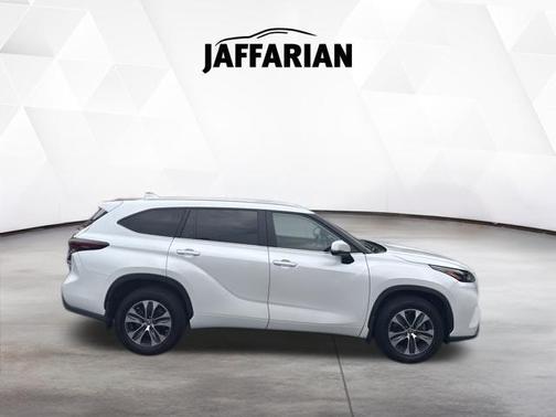 Wind Chill Pearl 2024 Toyota Highlander XLE
