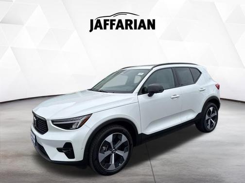Crystal White 2025 Volvo XC40 B5 Plus Dark Theme