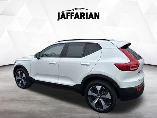 Crystal White 2025 Volvo XC40 B5 Plus Dark Theme
