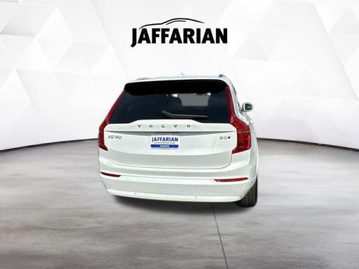 Crystal White Metallic 2023 Volvo XC90 B5 Core