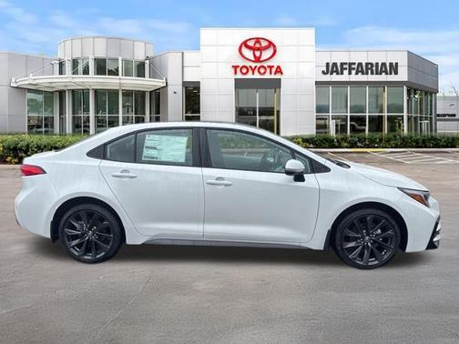 Wind Chill Pearl/Midnight Black Metallic 2026 Toyota Corolla SE