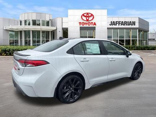 Wind Chill Pearl/Midnight Black Metallic 2026 Toyota Corolla SE