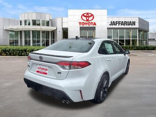Wind Chill Pearl/Midnight Black Metallic 2026 Toyota Corolla SE