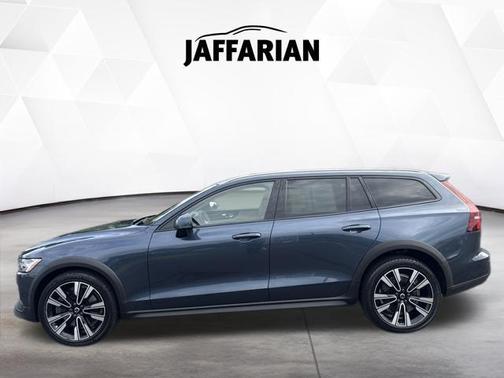 Denim Blue Metallic 2021 Volvo V60 Cross Country T5