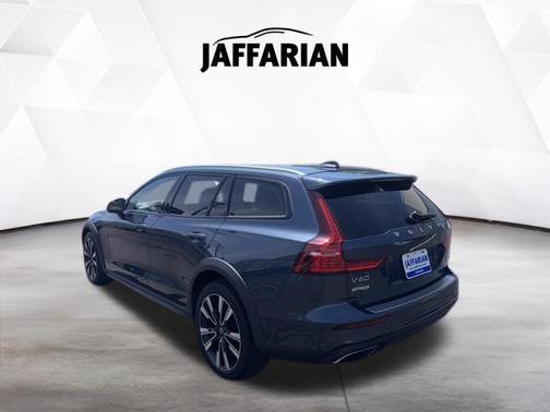 Denim Blue Metallic 2021 Volvo V60 Cross Country T5
